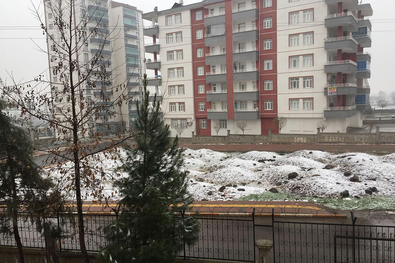 Diyarbakır'da yağan kar sevince yol açtı
